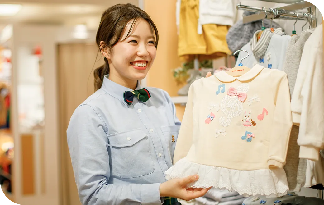 店舗で接客するミキハウスのショップスタッフ