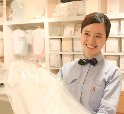 店頭でお客様に接客するファッションアドバイザー