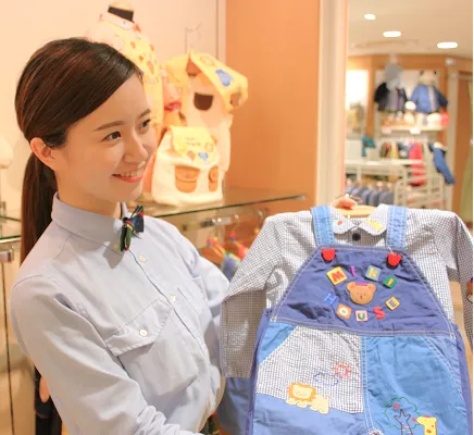 売場でお客様に商品を提案するスタッフ