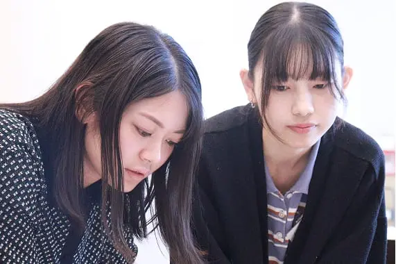 参加者が2人で真剣に資料を読み込みながら考察する様子