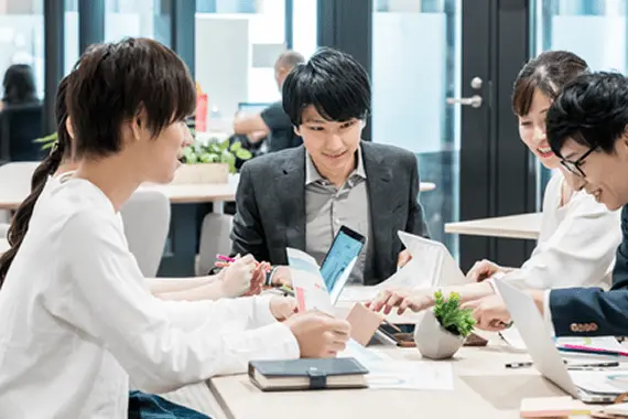 参加者がテーブルを囲んでチームで企画を練り上げる様子