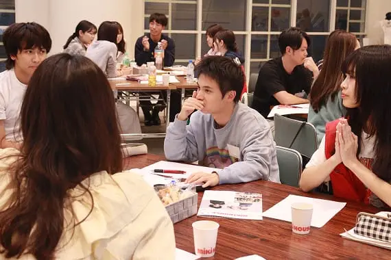 懇親会でテーブルを囲んで交流する参加者たち