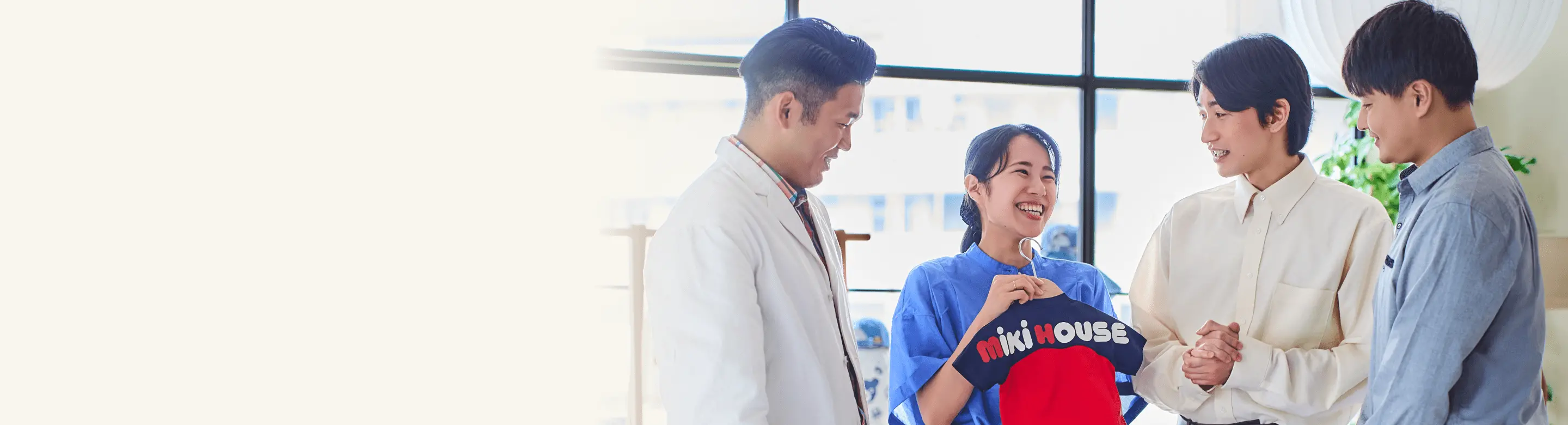 社員同士が笑顔で交流する様子