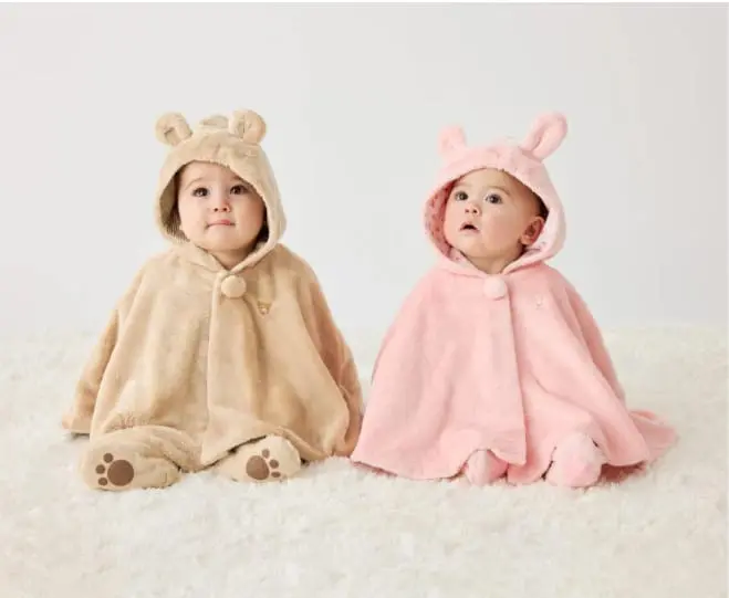 ベビー用アウターを着た赤ちゃん二人