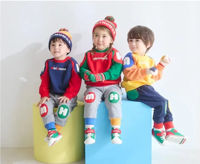 カラフルな衣装を着た子どもたち