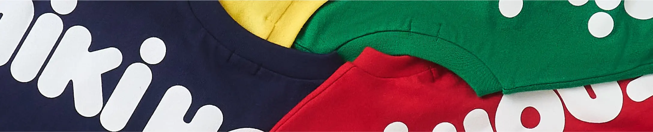 カラフルな子供服が並んでいる様子