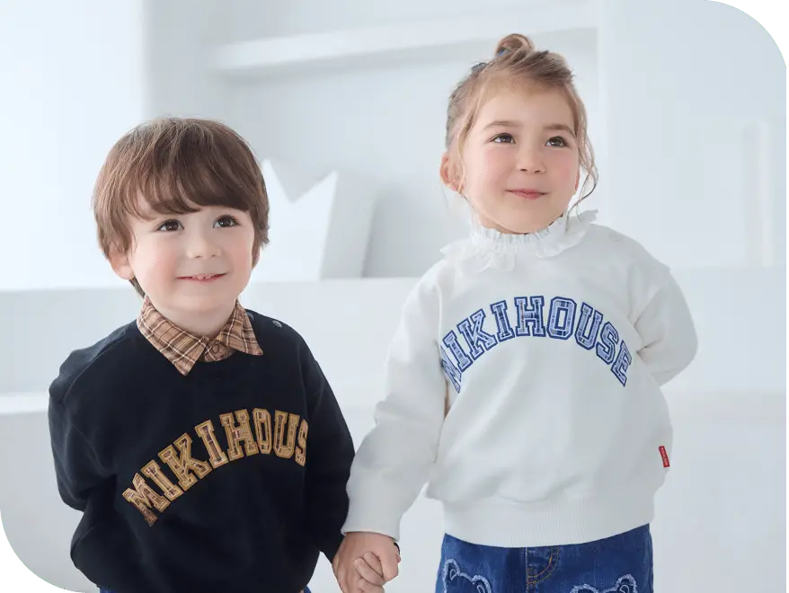 笑顔で並んで立つ二人の子ども