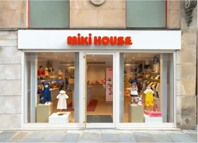 街角にあるミキハウスの店舗外観