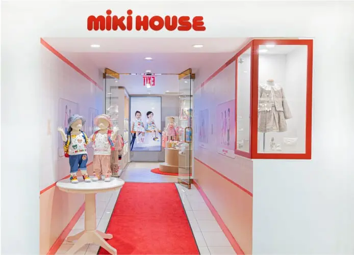 赤い絨毯が印象的なミキハウス店舗入口