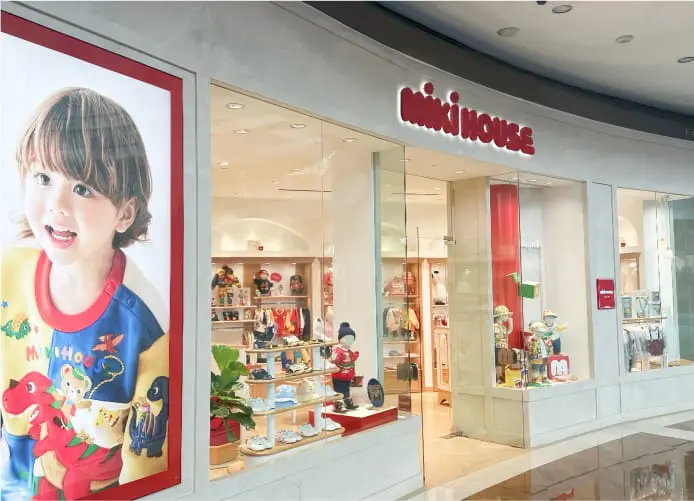 ショーウィンドウに子どもの写真が飾られた店舗外観