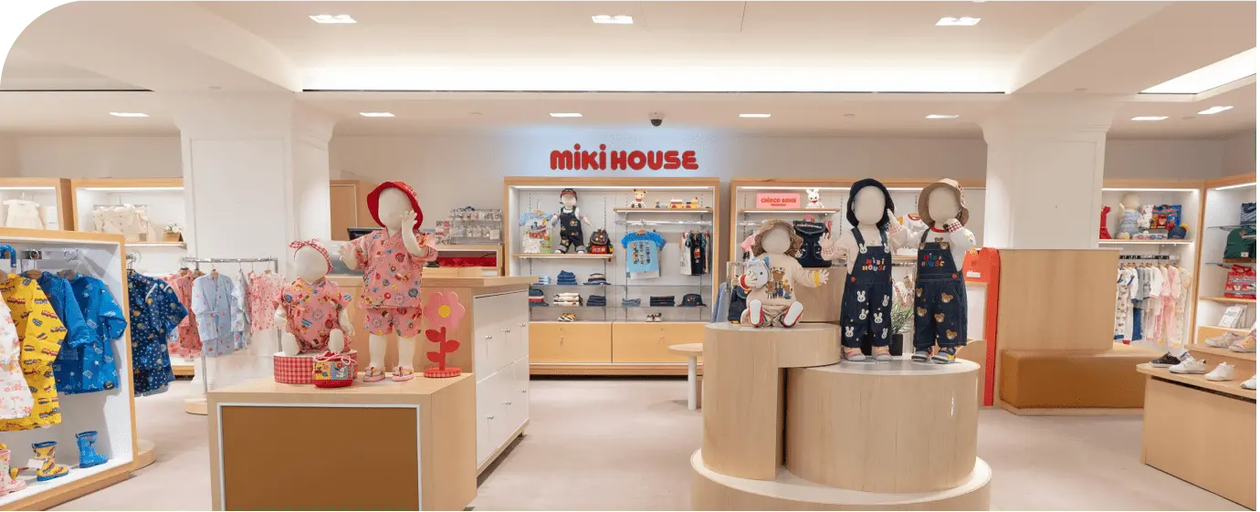 ミキハウスの店内に並ぶベビー服と子ども服