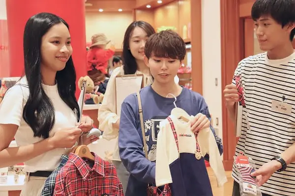 グループワークに参加する社員の様子