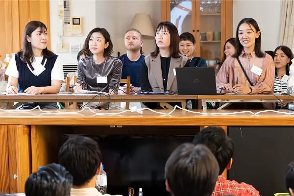 商品検討会で意見を交わす社員たちの様子