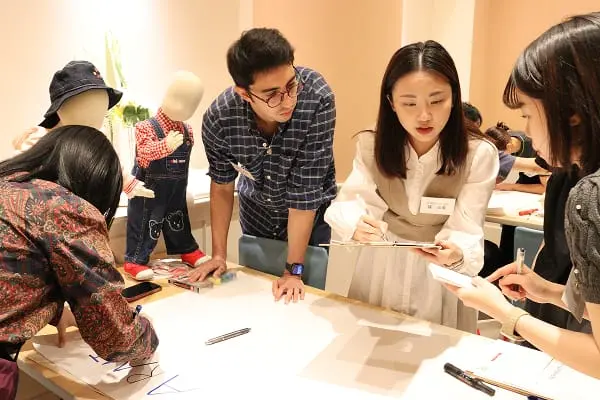 研修でグループディスカッションを行う社員たち