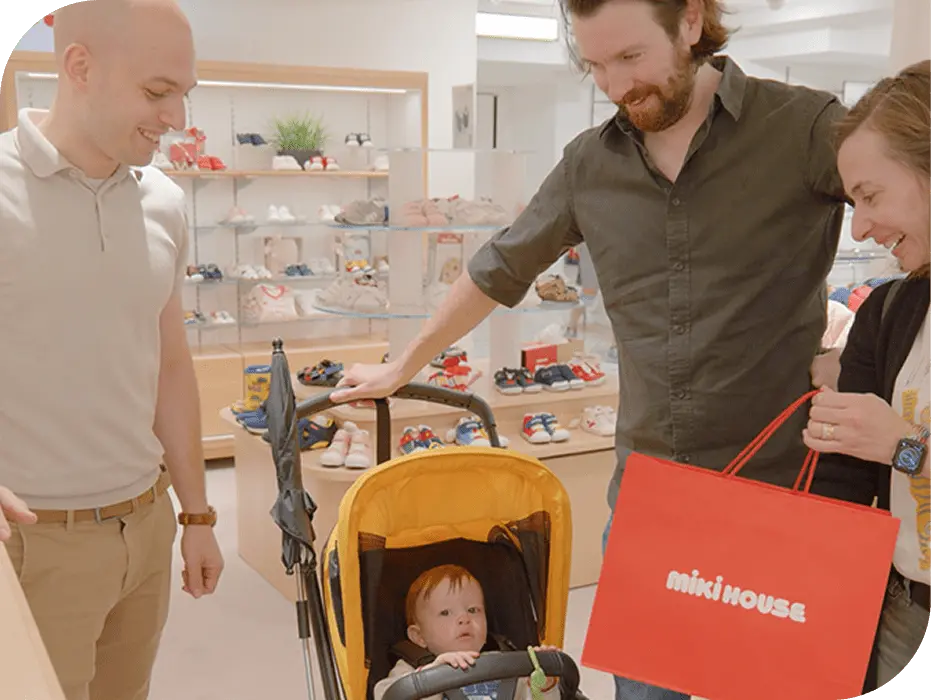 A.Pさんが海外のミキハウス店舗でお客様に接客する様子