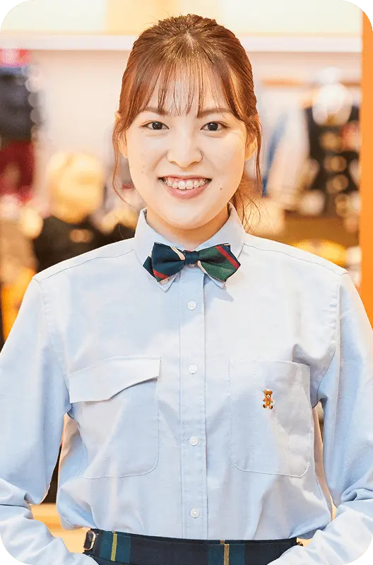 水色のシャツと蝶ネクタイを着用した女性店長のポートレート