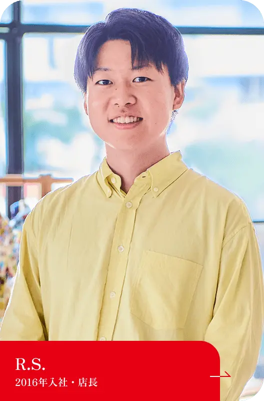 ネイビーのスーツにピンク色のチェック柄ネクタイを着用した男性社員のポートレート