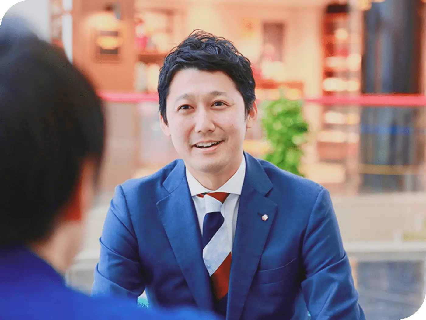 お客様と話すS.Nさん