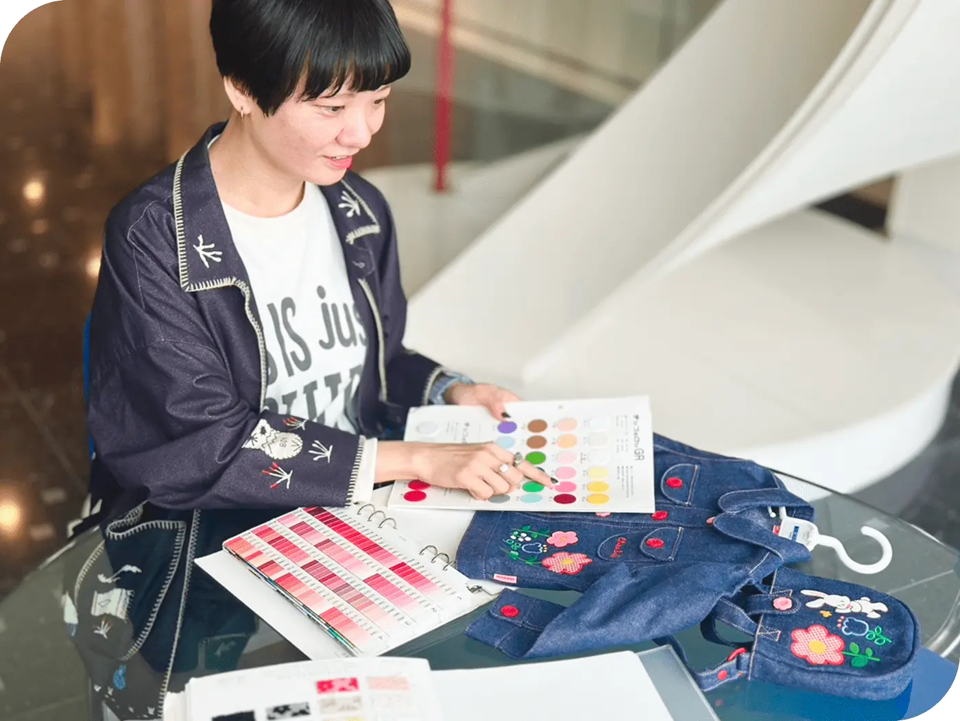 ミキハウスの商品企画で色見本を見ながらデザインを検討するW.J.さん