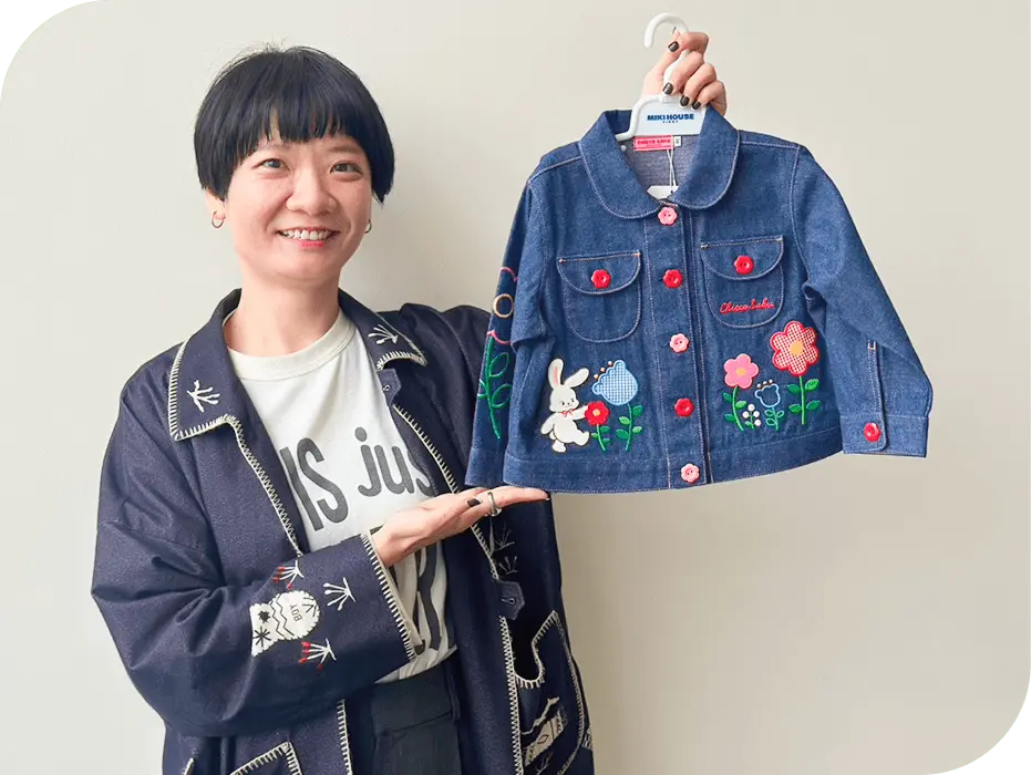 新ブランド「CHIEKO SAKU」で手掛けた刺繍入りデニムジャケットを紹介するW.J.さん