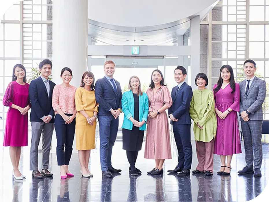 グローバルブランドの発展に携わるY.Jさんとチームメンバーの集合写真
