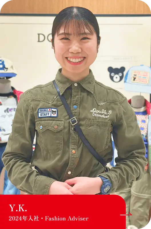 カーキ色のシャツを着て笑顔で立つ女性ファッションアドバイザーY.Kさんのポートレート