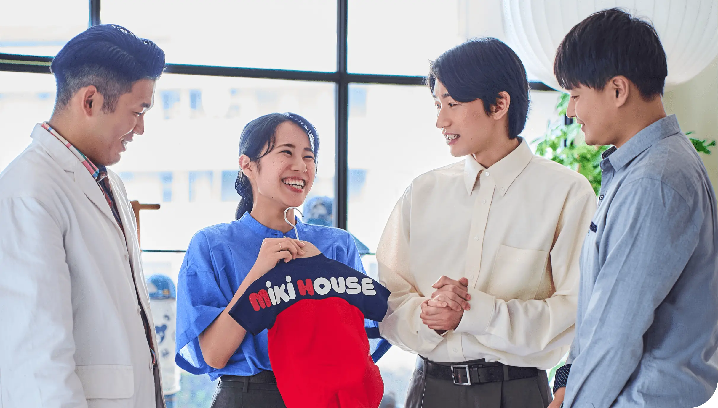 チームで意見を交わしながら商品を手に取る社員たち。