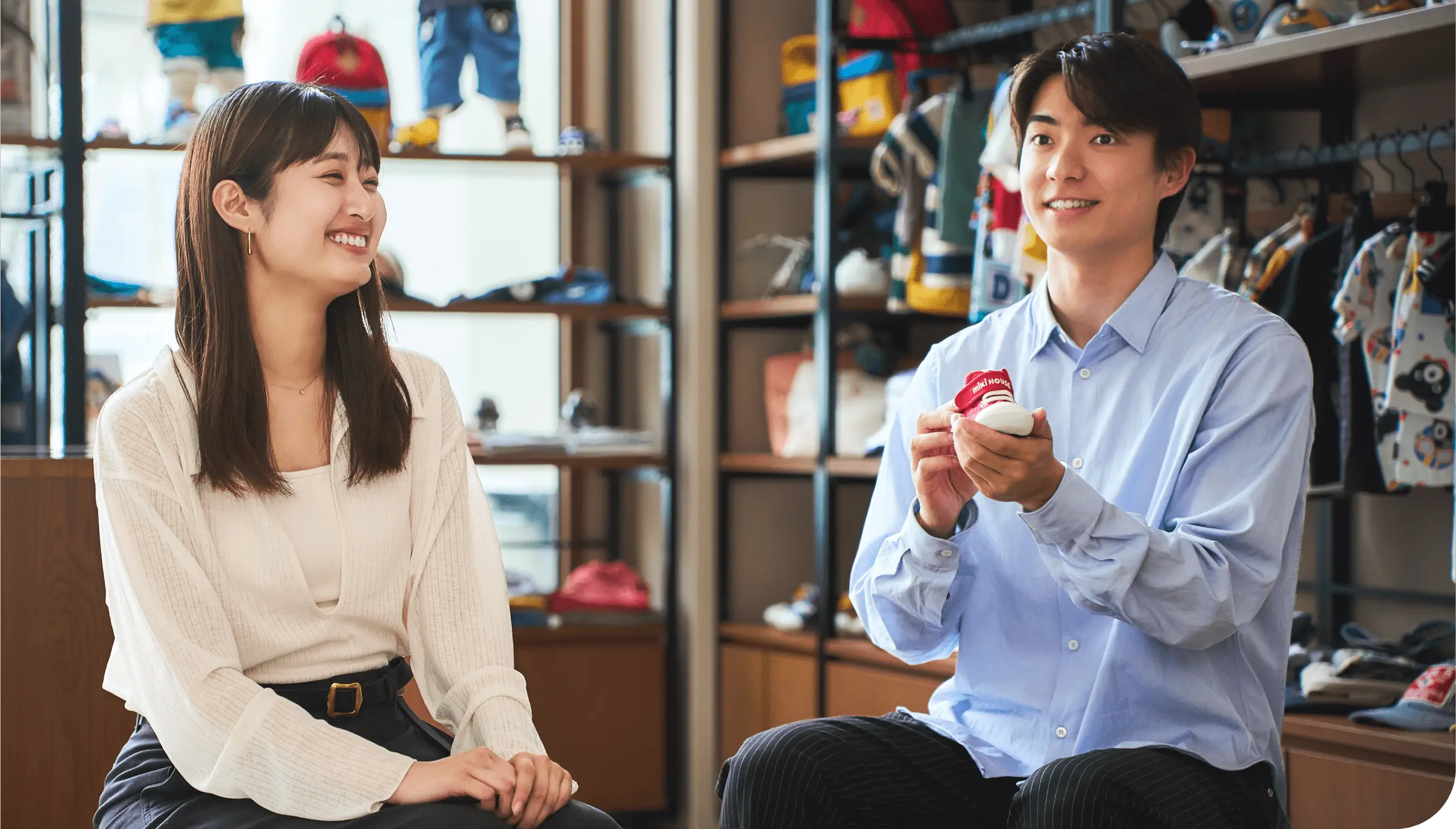 商品を手に笑顔で語り合う社員たち。