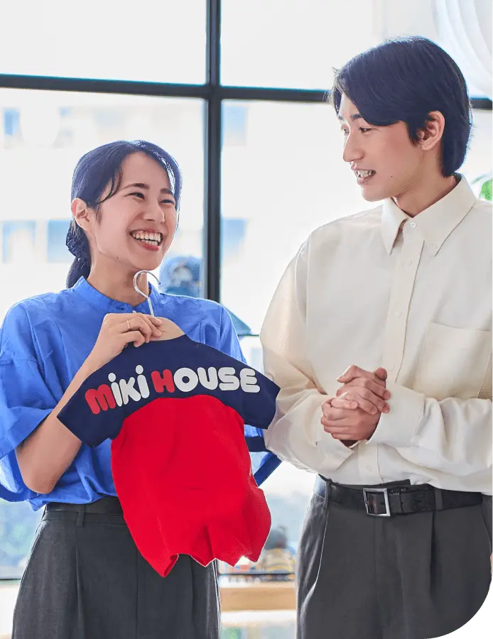 笑顔で会話する男女社員