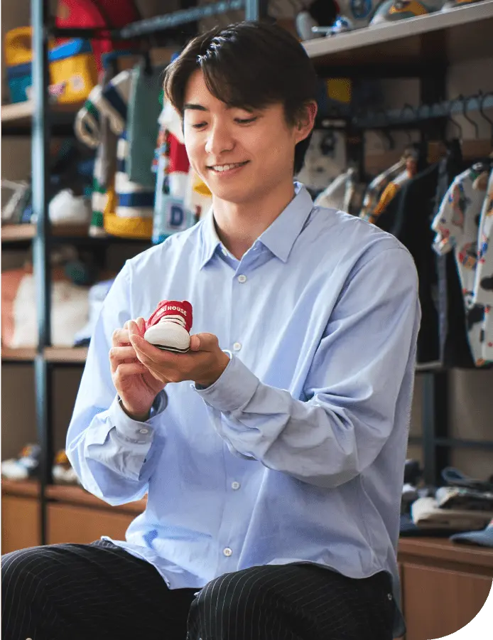 商品を手に持ち説明する男性社員