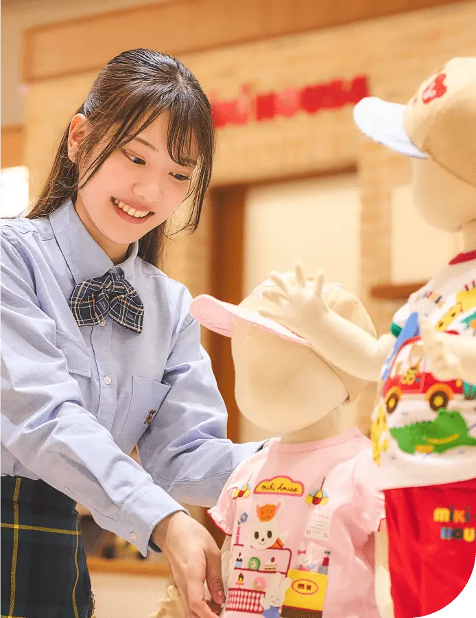 子供向け商品を案内する女性社員